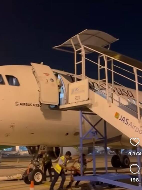 प्लेन से अचानक गिरा शख्स, वायरल हुआ वीडियो