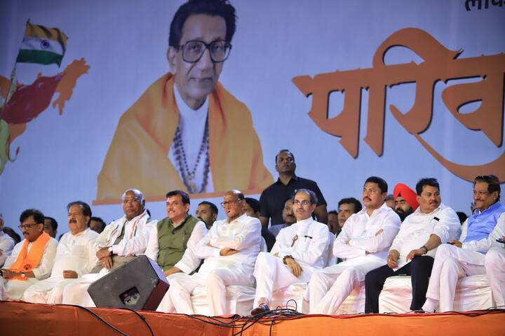 मुंबईत पार पडणाऱ्या मतदानाच्या प्रक्रियेआधी मुंबईत इंडिया आघाडीची प्रचार सभा पार पडली.