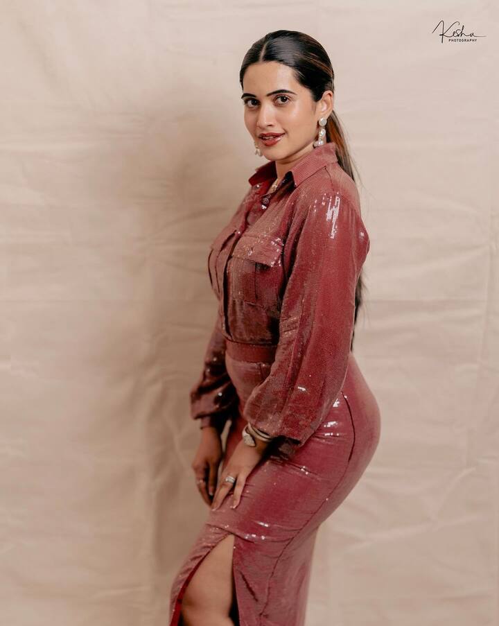 తాజాగా ఈమె షేర్ చేసిన ఫోటోలు అందరినీ అలరిస్తున్నాయి. Photo Credit: sravanthi_chokarapu/Instagram