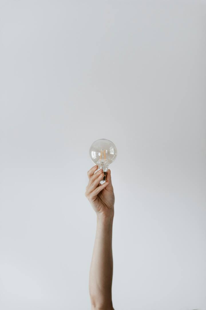 समस्या सोडवण्याचे कौशल्य : असे विद्यार्थी कोणत्याही समस्येवर उपाय शोधण्यात पटाईत असतात.ते प्रत्येक गोष्टीचे विश्लेषण करतात आणि संभाव्य गोष्टींमध्ये संधी शोधतात.त्यांच्याकडे घाबरून न जाता प्रत्येक समस्येतून बाहेर पडण्याचा मार्ग आहे.[Photo Credit : Pexel.com]