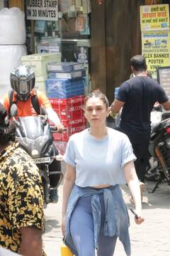 'गजगामिनी वॉक'मुळे चर्चेत असलेली अभिनेत्री आदिती राव हैदरी कॅज्युअल लूकमध्ये झाली स्पॉट; पाहा फोटो!