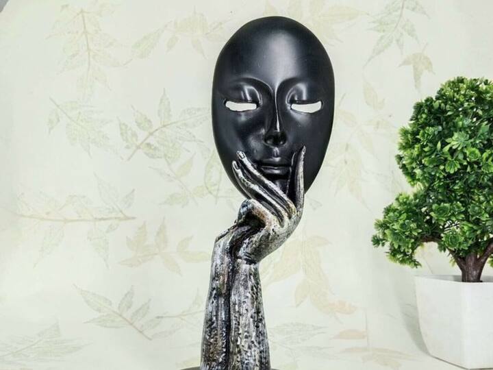 3. Abstract showpieces: These showpieces are eye-catching when decorating a living room and give a picturesque view to your home. (Image source: Pinterest/ eBay)