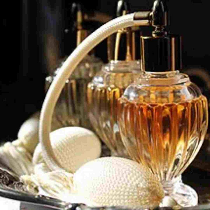 Uses of Perfume : ਬੱਚਿਆਂ ਤੋਂ ਲੈ ਕੇ ਵੱਡਿਆਂ ਤੱਕ, ਹਰ ਕੋਈ ਪਰਫਿਊਮ ਦੀ ਵਰਤੋਂ ਕਰਦਾ ਹੈ। ਵੈਸੇ ਵੀ ਗਰਮੀਆਂ 'ਚ ਇਸਦੀ ਲੋੜ ਵੱਧ ਜਾਂਦੀ ਹੈ। ਕਿਉਂਕਿ ਇਸ ਮੌਸਮ 'ਚ ਪਸੀਨਾ ਜ਼ਿਆਦਾ ਆਉਂਦਾ ਹੈ, ਜਿਸ ਕਾਰਨ ਸਰੀਰ 'ਚੋਂ ਬਦਬੂ ਆਉਣ ਲੱਗਦੀ ਹੈ।