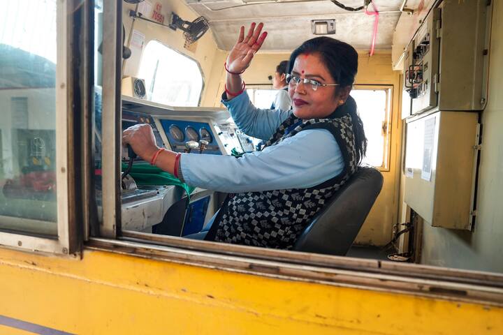 इस दौरान उन्हें ट्रेन चलाने से लेकर उसके इंजन के बारे में भी बताया जाता है. इसके बाद उनके मंडल द्वारा इंडीनियर टेस्ट लिया जाता है.