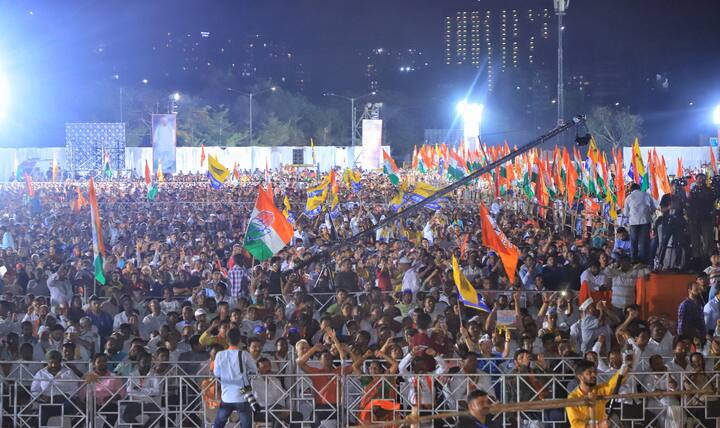 तसेच अरविंद केजरीवाल यांनी देखील या सभेला उपस्थिती लावली.