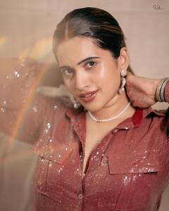 Sravanthi Chokkarapu: కన్నుకొడుతూ కవ్విస్తున్న క్యూట్ యాంకర్, మరీ ఇలా పోజులిస్తే ఎలాగమ్మా?