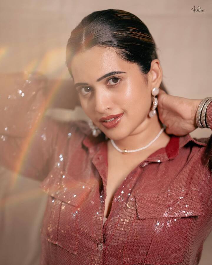 యూట్యూబ్ వీడియోలతో మంచి గుర్తింపు తెచ్చుకుంది. Photo Credit: sravanthi_chokarapu/Instagram