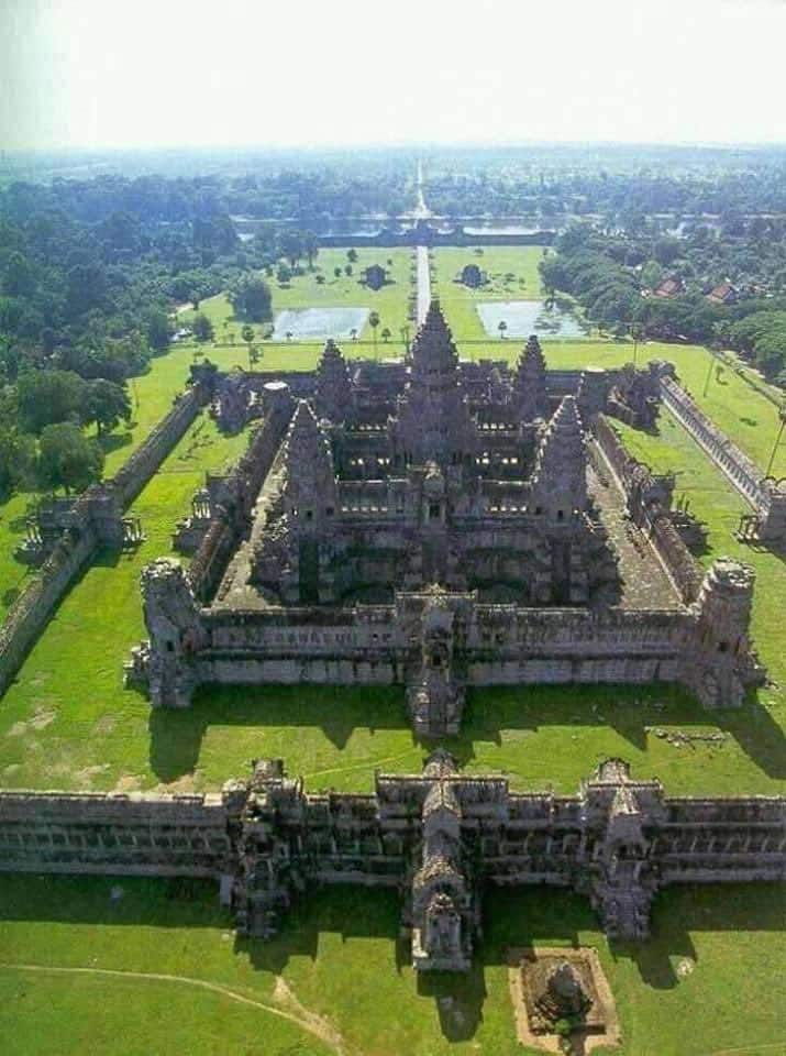 दिखने में बेहद सुंदर इस मंदिर की दीवारों पर हिंदू धर्म ग्रंथों के प्रसंगों के चित्र बने हुए हैं.इसके अलावा इस मंदिर में देवताओं और असुरों के बीच हुए समुद्र मंथन को भी दर्शाया गया है.