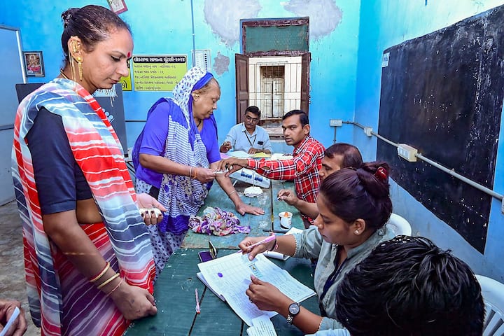 लोग जानना चाहते हैं कि आखिर लोकसभा चुनाव में क्या-क्या होता है और वोटिंग के दौरान किन नियमों का पालन करना जरूरी होता है.
