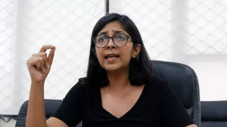 Users are making different speculations after watching the video of Swati Maliwal walking slowly સ્વાતિ માલીવાલ સરખું ચાલી પણ નથી શકતી ,વીડિયો જોઇને યુઝર્સ લાગાવી રહ્યાં છે અટકળો, કહ્યું કદાચ ખૂબ માર....