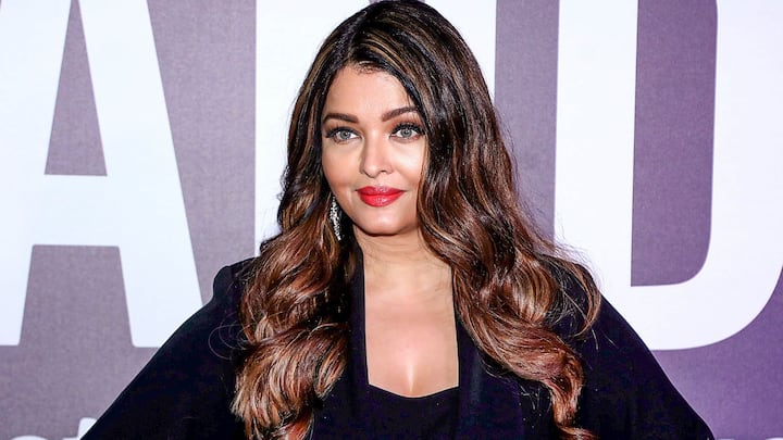 ৭৭তম কানের ফিল্ম ফেস্টিভ্যালে ফাল্গুনী পাঠক ও শেন পিককের (Falguni and Shane Peacock) তৈরি গাউন পরেছিলেন ঐশ্বর্য্য।