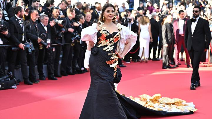 কাঁধ থেকে শুরু করে মাটি ছুঁয়েছে গাউনের লম্বা ট্রেন। সেখানে সোনালি রঙের ছোট, বড় একাধিক প্রজাপতি উড়ে বেড়াচ্ছে। সাদার ওপর সোনালি প্রজাপতির কাজ মানিয়েছে দুর্দান্ত। (ছবি সৌজন্য: গেটি ইমেজ)