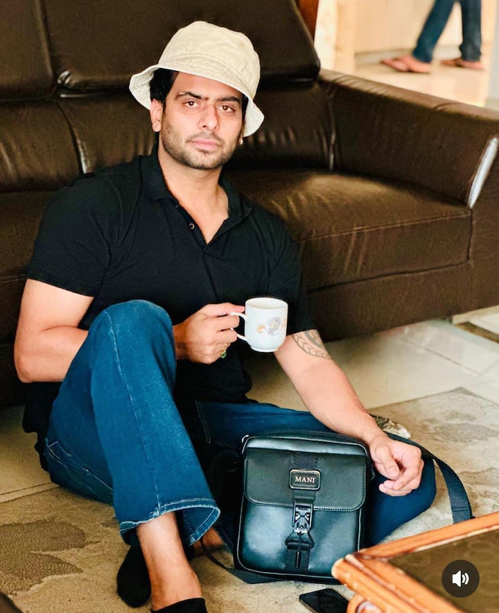 ਮਨਕੀਰਤ ਔਲਖ ਪੰਜਾਬੀ ਇੰਡਸਟਰੀ ਦੇ ਟੌਪ ਗਾਇਕਾਂ ਵਿੱਚੋਂ ਇੱਕ ਹੈ। ਉਸ ਦੇ ਗਾਏ ਗਾਣੇ ਲੰਬੇ ਸਮੇਂ ਤੱਕ ਟਰੈਂਡਿੰਗ 'ਚ ਰਹਿੰਦੇ ਹਨ। ਇਸ ਦੇ ਨਾਲ ਨਾਲ ਉਸ ਦੀ ਸੋਸ਼ਲ ਮੀਡੀਆ 'ਤੇ ਵੀ ਜ਼ਬਰਦਸਤ ਫੈਨ ਫਾਲੋਇੰਗ ਹੈ।