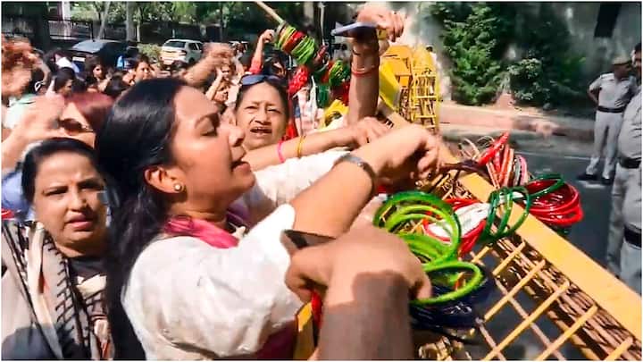 स्वाति मालीवाल के साथ हुई घटना को लेकर बीजेपी की दिल्ली इकाई ने प्रदर्शन किया है. बीजेपी कार्यकर्ताओं ने सीएम के घर के बाहर प्रदर्शन किया.