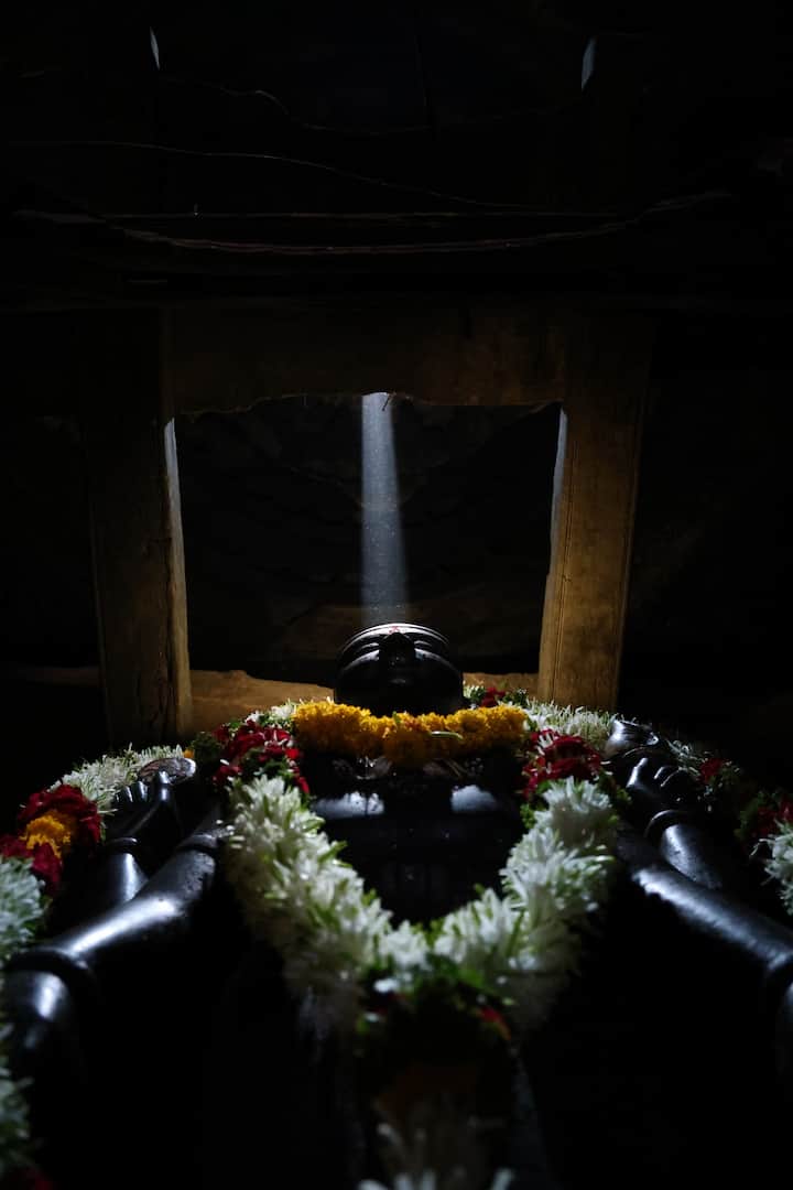 हे मंदिर प्राचीन भारतातील वैभवसंपन्न सत्तेची , प्रगत स्थापत्यशैलीची , समाजजीवनाची ओळख करून देतं. आत गाभाऱ्यामध्ये काळ्या पाषाणातील शस्त्रधारी भगवान विष्णू आणि पायांखाली लवणासूर राक्षसाचा वध अशा स्वरूपातील मूर्ती आपल्याला जागीच खिळवून ठेवते. मूर्तीत धातूचे प्रमाण जास्त आहे.