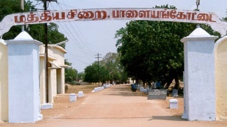 Tirunelveli news prisoners Clash  between inmates at Palai Central jail - TNN பாளை மத்திய சிறையில் கைதிகளுக்கிடையே தொடரும் மோதல்..! உணவுக்காக அடித்துக்கொண்டார்களா???