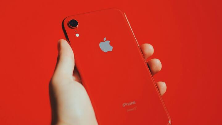 অন্যান্য স্মার্টফোনের মতোই আইফোনেও কখনই ১০০ শতাংশ চার্জ দেবেন না। ৮০ থেকে ৯০ শতাংশ চার্জ হয়ে গেলে আইফোনের চার্জিং বন্ধ করে দিতে হবে। একে বলা হয় পার্সিয়াল চার্জিং।