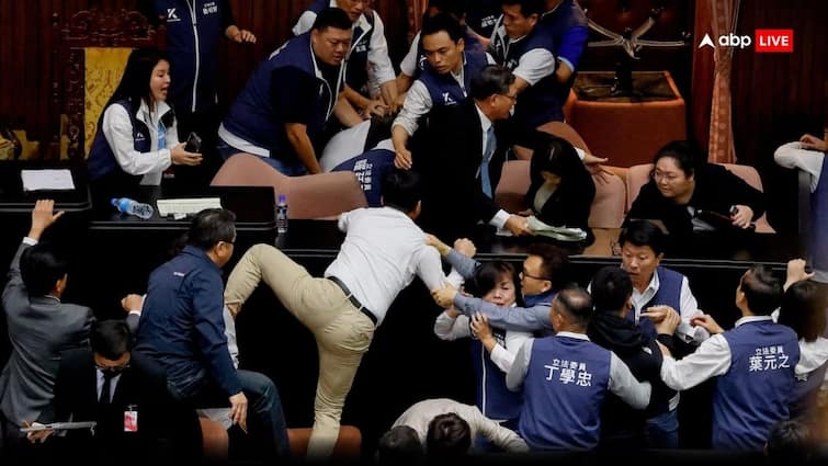 स्पीकर की कुर्सी से विधेयक लेकर भागे सांसद, ताइवान की घटना देख दुनिया हैरान…देखें वीडियो