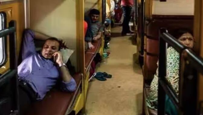 ट्रेन में सफर के दौरान अगर कोई आपको अपनी सीट पर बैठने के लिए मजबूर करता है तो अब आपको लड़ने की जरूरत नहीं है। इसे आप आसानी से सीट से उठा सकते हैं