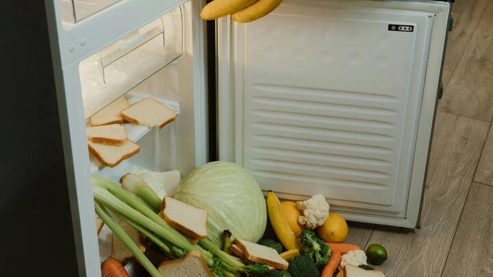 ஃப்ரிட்ஜில் உள்ள பொருட்களை எழுத்து வெளியே வைத்துவிட்டு தண்ணீரை கொண்டு ஃப்ரிட்ஜ் முழுவதும் நன்றாக துடைத்து எடுக்கவும். ஃப்ரிட்ஜில் எதை ஸ்டோர் செய்தாலும் தனியாக டப்பாவொலோ இல்லை மூடி இருக்கும் பாத்திரத்திலோ செய்வது நல்லது. உணவுப் பொருட்களை மூடி வைத்த பாத்திரத்தில் வைப்பது நல்லது.