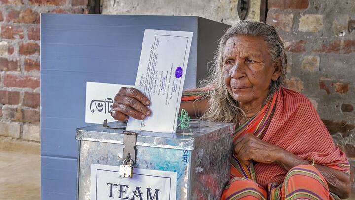 On the first day, 1,482 voters exercised their franchise from home. A total of 5,406 voters across Delhi; elderly individuals and PwDs have filled out Form 12D to avail of the home voting facility in the 2024 Lok Sabha elections. (Image Source: PTI)