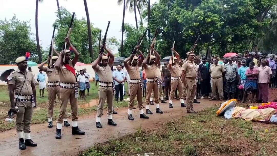 Theni : விடுமுறைக்காக வீட்டுக்கு வந்த காவலர் உயிரிழப்பு; 21 குண்டுகள் முழங்க உடல் அடக்கம்