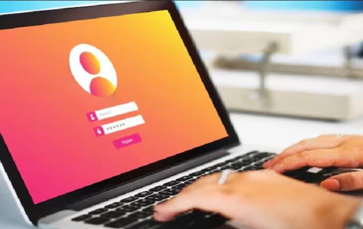 ईपीएफओ सबस्क्राईबर्स पासबूक पोर्टलच्या मदतीने त्यांच्या खात्यावर असलेली जमा रक्कम चेक करू शकतात. त्यासाठी खातेधारकांना पासबुक पोर्टलवर जाऊन लॉगिन करावे लागेल. लॉगिन करण्यासाठी तुमच्याकडे यूएएन नंबर तसेच पासवर्ड असणे गरजेचे आहे. यूएए नंबर आणि पासवर्ड टाकल्यावर काही मिनिटांत तुम्हाला तुमच्या ईपीएफओ खात्यावर असलेले बॅलेन्स दिसेल.