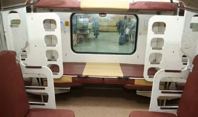 लेकिन जिस यात्री ने रिजर्व कोच में सीट आरक्षित कराई है वह सीट पर बैठ सकता है। लेकिन अक्सर देखा गया है कि कई यात्रियों को रिजर्व कोच में दूसरे यात्रियों की सीट पर बैठने के लिए मजबूर किया जाता है।