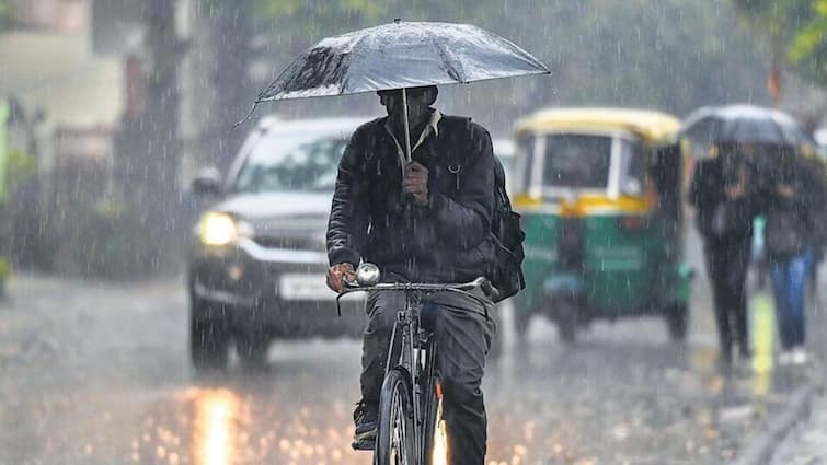 Heavy to very heavy rains will occur in few districts in Tamil Nadu for the next few days due to the low atmospheric circulation TN Weather Update: 22-ஆம் தேதி வங்கக்கடலில் உருவாகும் குறைந்த காற்றழுத்த தாழ்வு பகுதி..  5 நாட்களுக்கு தொடரும் கனமழை..