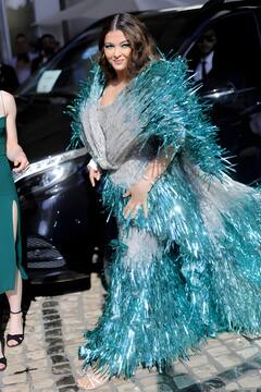 Cannes 2024: कान्स के रेड कार्पेट पर नीली परी बन उतरी Aishwarya Rai, ब्लू-सिल्वर आउटफिट में दिखाईं किलर अदाएं