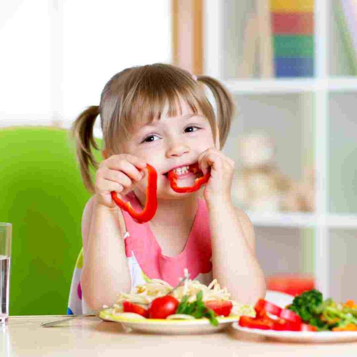 ਐਨਆਈਐਨ ਦਾ ਕਹਿਣਾ ਹੈ ਕਿ ਲੋਕਾਂ ਨੂੰ ਸੰਤੁਲਿਤ ਖੁਰਾਕ ਦੀ ਪਾਲਣਾ ਕਰਨੀ ਚਾਹੀਦੀ ਹੈ ਜਿਸ ਵਿੱਚ 45 ਪ੍ਰਤੀਸ਼ਤ ਕੈਲੋਰੀ ਅਨਾਜ ਤੋਂ ਆਉਣੀ ਚਾਹੀਦੀ ਹੈ, 15 ਪ੍ਰਤੀਸ਼ਤ ਕੈਲੋਰੀ ਦਾਲਾਂ, ਬੀਨਜ਼ ਜਾਂ ਮੀਟ ਤੋਂ ਆਉਣੀ ਚਾਹੀਦੀ ਹੈ ਅਤੇ ਬਾਕੀ ਕੈਲੋਰੀ ਨਟਸ, ਸਬਜ਼ੀਆਂ, ਫਲਾਂ ਅਤੇ ਦੁੱਧ ਰਾਹੀਂ ਲਈਆਂ ਜਾ ਸਕਦੀਆਂ ਹਨ।