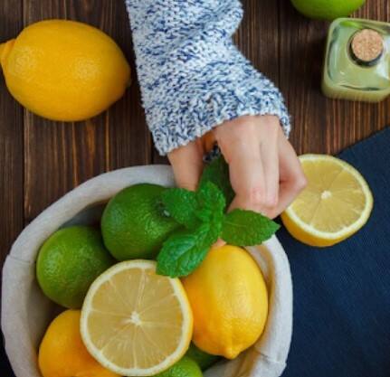 ਨਿੰਬੂ ਦਾ ਰੰਗ ਦੇਖ ਕੇ ਤੁਸੀਂ ਪਛਾਣ ਸਕਦੇ ਹੋ ਕਿ ਇਹ ਖਰੀਦਣ ਯੋਗ ਹੈ ਜਾਂ ਨਹੀਂ। ਇੱਕ ਨਿੰਬੂ ਖਰੀਦੋ ਜੋ ਥੋੜਾ ਚਮਕਦਾਰ ਅਤੇ ਪੀਲੇ ਰੰਗ ਦਾ ਹੋਵੇ। ਜਿੰਨਾ ਗੂੜਾ ਪੀਲਾ ਹੋਵੇਗਾ, ਫਲ ਓਨਾ ਹੀ ਪੱਕੇ ਅਤੇ ਰਸੀਲੇ ਹੋਣਗੇ। ਛੋਟੇ ਹਰੇ ਰੰਗ ਦੇ ਨਿੰਬੂ ਠੀਕ ਤਰ੍ਹਾਂ ਪੱਕੇ ਨਹੀਂ ਹੁੰਦੇ ਅਤੇ ਨਾ ਹੀ ਉਨ੍ਹਾਂ ਦਾ ਰਸ ਹੁੰਦਾ ਹੈ।