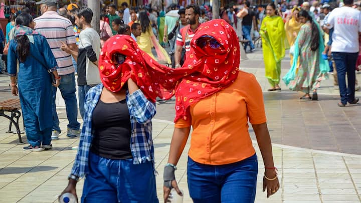 IMD Weather Forecast: मौसम विभाग ने दक्षिण के राज्य में भारी बारिश को लेकर अलर्ट जारी  किया है. इसके अलावा अगले पांच दिनों तक देश के कई राज्यों में तेज गर्मी पड़ने के आसार हैं.