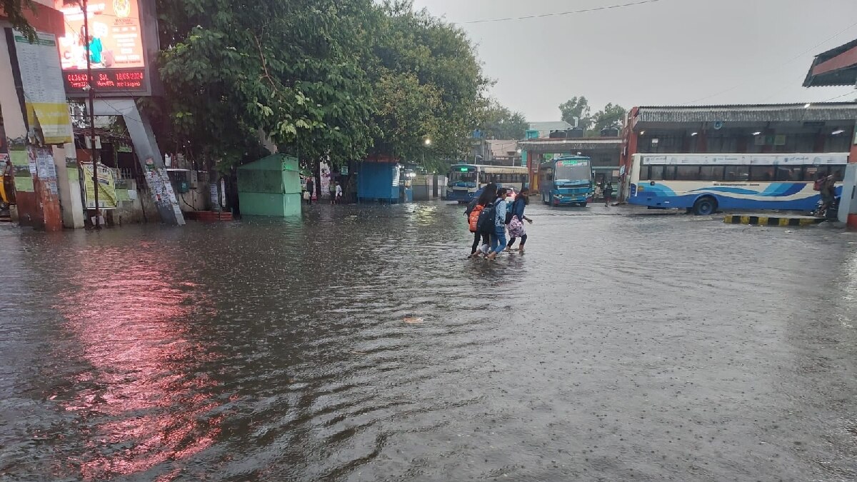 கோவையில் பொளந்து கட்டிய கனமழை - சாலைகளில் தேங்கிய நீர், மேற்கூரை சரிந்து விபத்து