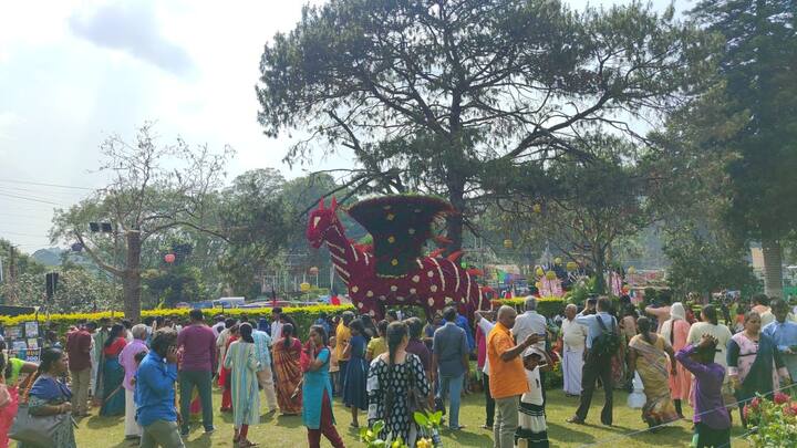 மேலும், மலர் கண்காட்சியில் மலைப்பகுதிகளில் விளையக்கூடிய பல்வேறு பழங்களைக் கொண்டு பழக்கண்காட்சி மற்றும் காய்கறி கண்காட்சிகளும் அமைக்கப்படும்.