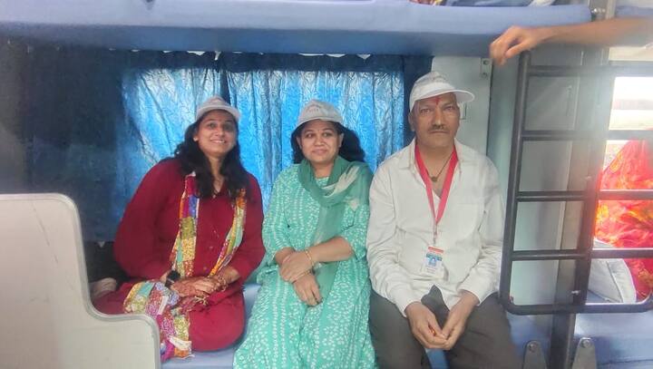 यात्रियों के लिए ड्रेस कोड निर्धारित किया है जिसमें अयोध्या में केसरिया, काशी विश्वनाथ में गुलाबी (पिंक), सम्मेद शिखर में श्वेत और उज्जैन महाकाल में नीले रंग के परिधान पहनेंगे.