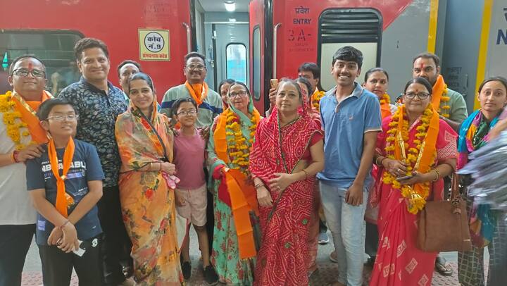 सम्मेद शिखर में तीन दिन रुकेंगे. ट्रेन के कोचों के नाम जैन धर्म तीर्थंकर परम्परा के अनुरूप दिए गए है. पूरी ट्रेन वातानुकूल है.