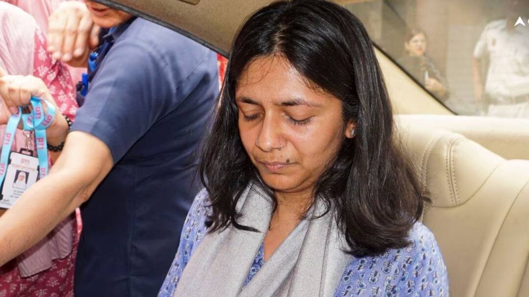 Swati Maliwal abused me Says Arvind Kejriwals aide Bibhav Kumar Swati Maliwal Case: అనుమతి లేకుండా లోపలికి వచ్చింది, జైలుకి పంపిస్తా అని బెదిరించింది - స్వాతి మలివాల్‌పై నిందితుడి ఫిర్యాదు