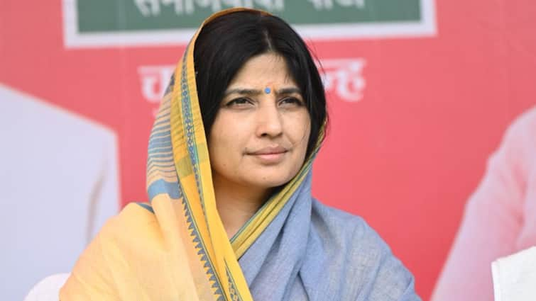 WATCH Video viral Dimple Yadav gave full speech in Bhojpuri in ghosi lok sabha seat WATCH: डिंपल यादव ने भोजपुरी में दिया पूरा भाषण, पूछा- एसे सावधान रहे के जरूरत बा...