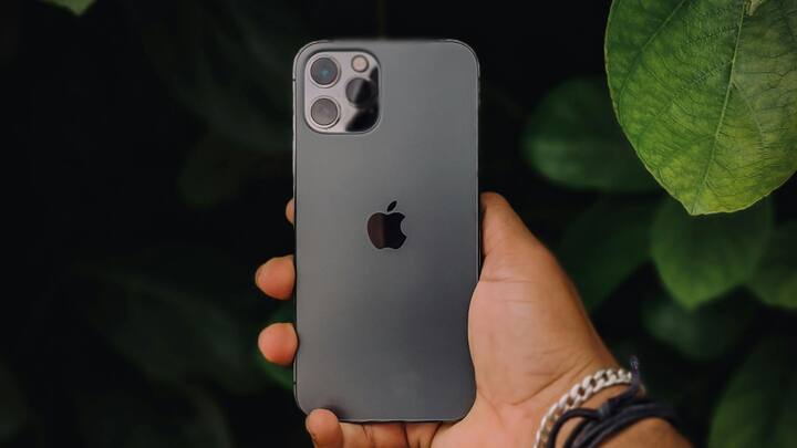 উল্লিখিত অভ্যাসগুলি থাকলে ফোন বেশিদিন টিকবে না। খারাপ হবে ব্যাটারি। কারণ ক্রমাগত চার্জিং হতে থাকলে সেই সময় ফোন ব্যবহার করলে বিশেষ করে গেম খেললে ব্যাটারির উপর চাপ পড়ে। তার ফলে দ্রুত আইফোনের ব্যাটারি খারাপ হয়ে যেতে পারে।