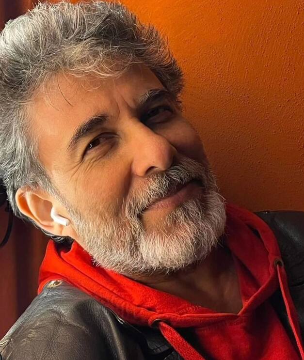 1993 की थ्रिलर ‘पहला नशा’ दीपक की बतौर लीड हीरो पहली फिल्म थी. हालांकि ये फिल्म बॉक्स ऑफिस पर फ्लॉप हो गई और वह कभी सुपरस्टार नहीं बन पाए.