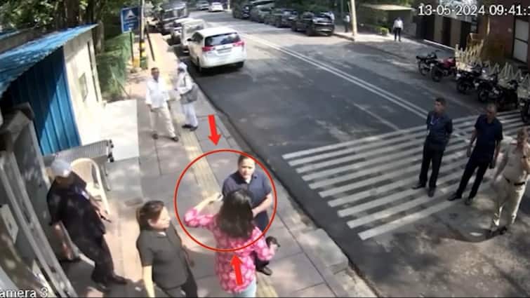 Swati Maliwal Case Video Shows Jerking Hand of Femal Police Staff Watch: स्वाति मालीवाल का एक और वीडियो आया सामने, जानें- कैमरे में क्या हुआ कैद?