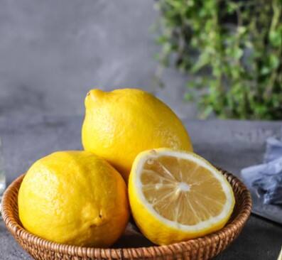 ਜਦੋਂ ਵੀ ਤੁਸੀਂ ਨਿੰਬੂ ਖਰੀਦਦੇ ਹੋ, ਨਿੰਬੂ ਦਾ ਵਜ਼ਨ ਚੈੱਕ ਕਰੋ। ਨਿੰਬੂ ਜਿੰਨਾ ਵੱਡਾ ਹੋਵੇਗਾ, ਓਨਾ ਹੀ ਜ਼ਿਆਦਾ ਜੂਸ ਹੋਵੇਗਾ।