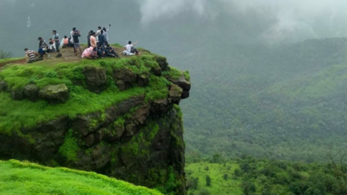 Travel : काय तो पाऊस.. काय ती थंड हवा..काय ते धबधबे.. हिरवाईने नटलेल्या महाराष्ट्रातील 'या' हिल स्टेशनची बातच न्यारी! हनिमून कपल्ससाठी स्वर्गच जणू