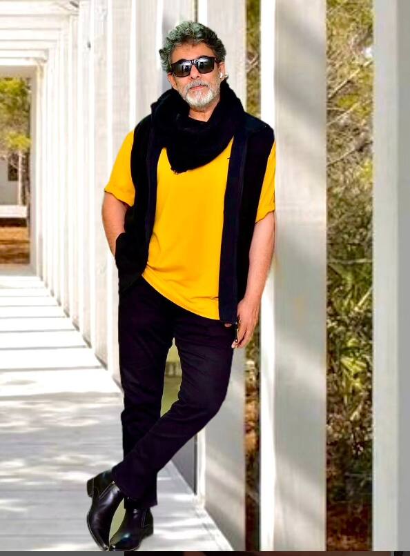 सुपरस्टार बनने का सपना पूरा नहीं हुआ तो दीपक ने डायरेक्शन की और कदम बढाया और टॉम, डिक और हैरी, उफ़!, और दो लफ़्ज़ों की कहानी जैसी फ़िल्में बनाईं. हालांकि डायरेक्शन में भी दीपक को सफलता नहीं मिली और उनकी निर्देशित फिल्में बॉक्स ऑफिस पर फ्लॉप रहीं.