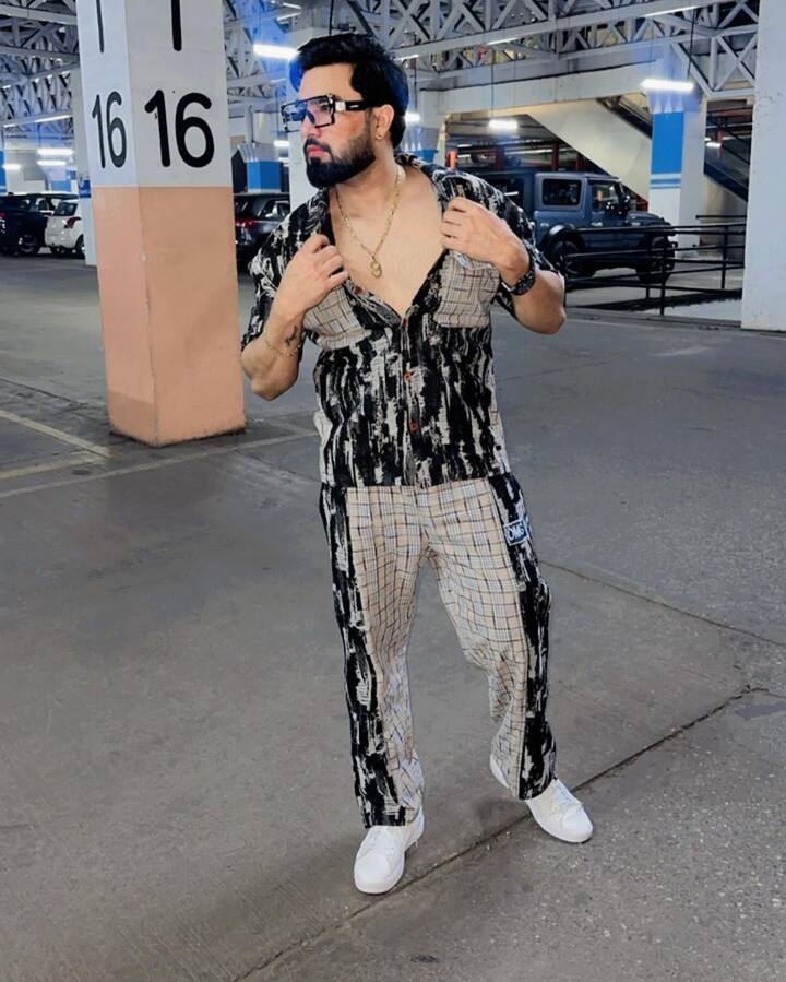 अरमान मलिक ने बताया था कि मैं पढ़ाई लिखाई में अच्छा नहीं था तो मेरी मां को फिक्र रहती थी कि मेरी शादी नहीं होगी. हालांकि उन्होंने कहा कि मैकेनिक का काम करने के दौरान उन्हें काफी परेशानियां भी झेलनी पड़ी थी.