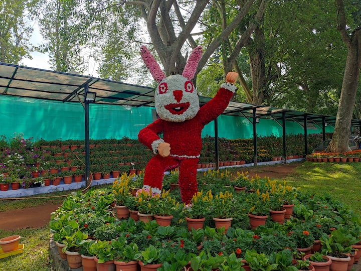 மேலும், கால்நடை பராமரிப்புத்துறையின் சார்பில் செல்லப் பிராணிகள் (நாய்கள் கண்காட்சி மற்றும் சுற்றுலாத்துறை, கலைப்பண்பாட்டுத்துறை ஆகிய துறைகளின் சார்பில் நாள்தோறும் பல்வேறு இன்னிசை, கலை நிகழ்ச்சிகள் நடத்தப்படவுள்ளது.
