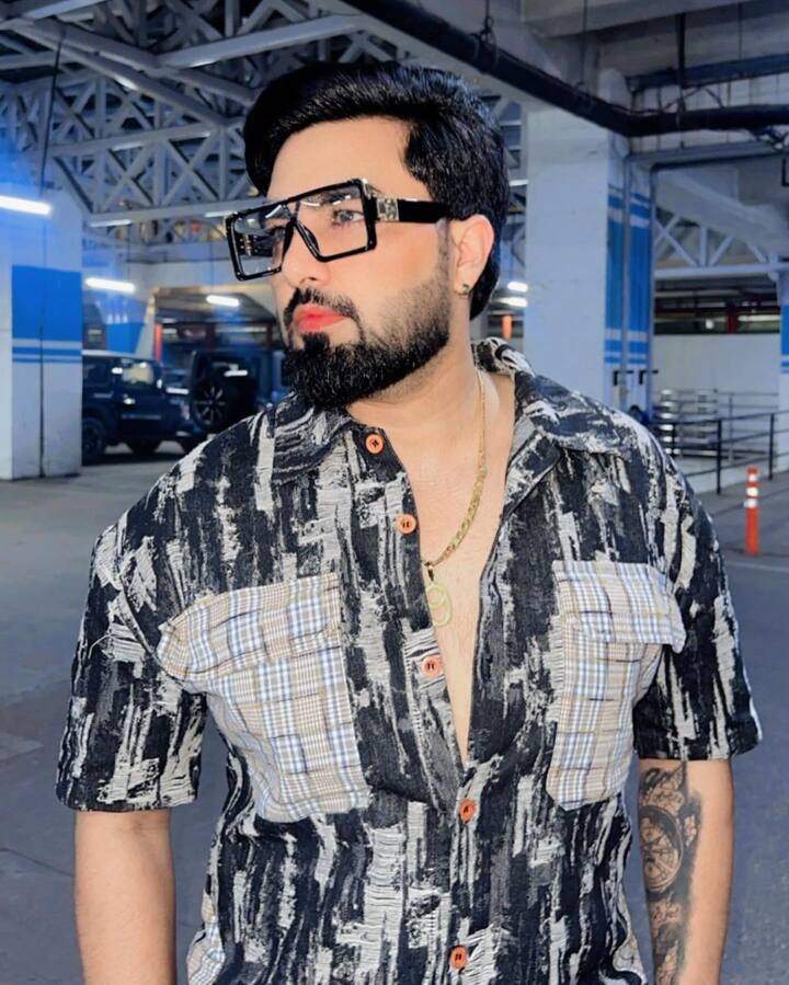 अरमान मलिक की बात करें तो उन्होंने खुद अपनी जिंदगी के सफर और नेटवर्थ का खुलासा किया था. हाल ही में एक बातचीत के दौरान अरमान ने अपनी लाइफ स्ट्रगल का जिक्र करते हुए बताया था कि शुरुआती दौर में वो एक मैकेनिक का काम करते थे.