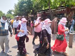 IN Pics: ताजनगरी में 46.9 डिग्री पहुंचा पारा, चिलचिलाती गर्मी से परेशान हुए पर्यटक, देखें तस्वीरें