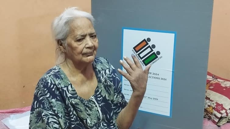 Delhi Elderly and disabled person first time cast vote at home through Election commission postal ballot ann Delhi Lok Sabha Elections: बुजुर्ग और दिव्यांग मतदाताओं ने घर बैठे किया मतदान, EC की पहल को बताया 